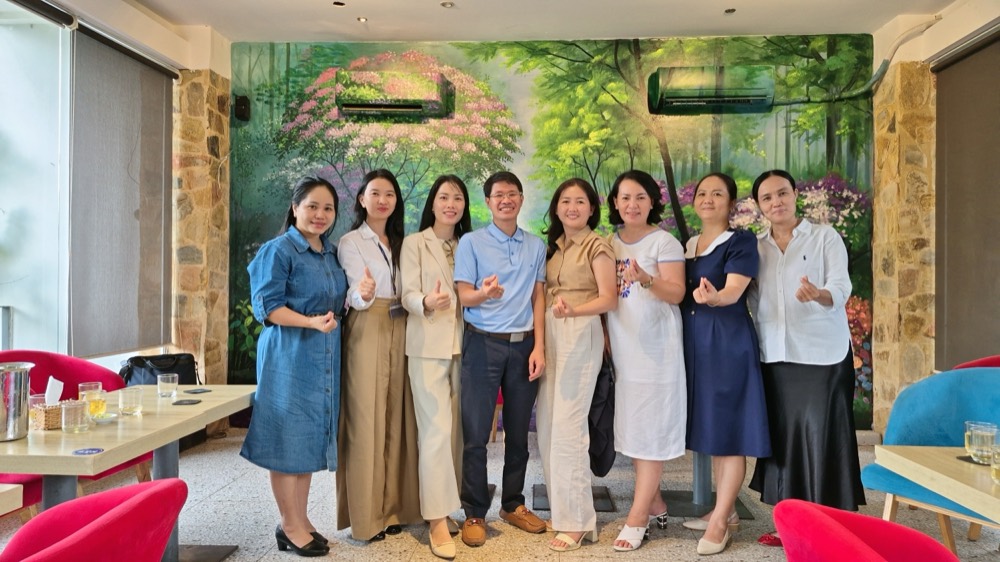 Anh Nguyễn Trung Ninh chụp ảnh cùng học viên sau buổi chia sẻ